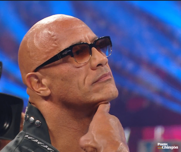 La Roca le da la señal a John Cena