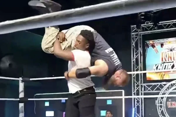 Raja Jackson golpea a luchador durante evento de KnokX Pro en Los Ángeles
